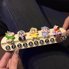 新しい自動車の臨時駐車番号の車の中で車を移動して車の電話の札を移動して香薫の高級感の置物の女性を持ちます。