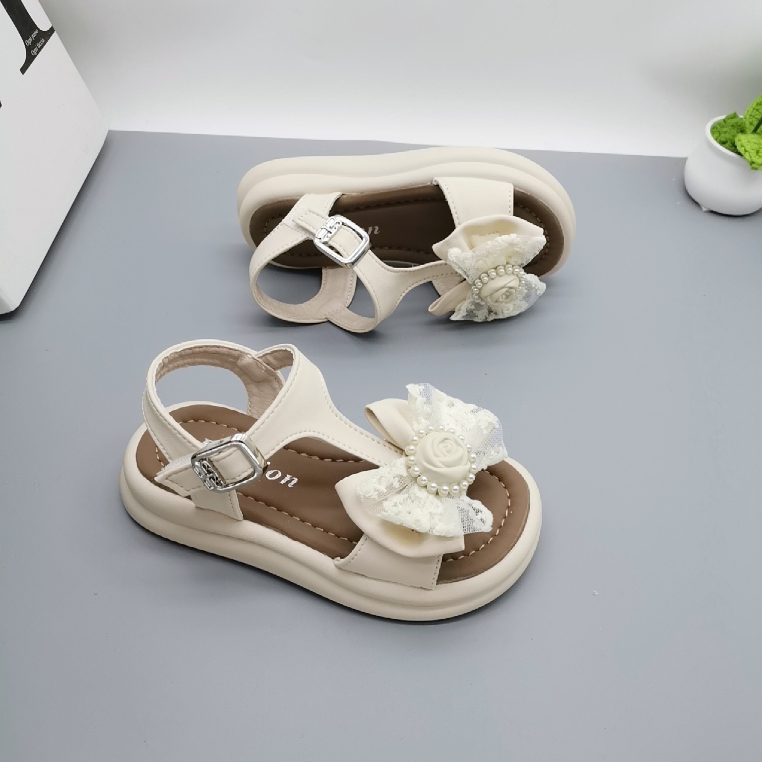 Verano caliente 2025 retro tesoro femenino 1-3-5 años a través de la red zapatos casuales para niños pequeños y medianos zapatos de princesa de tendón de res antideslizante