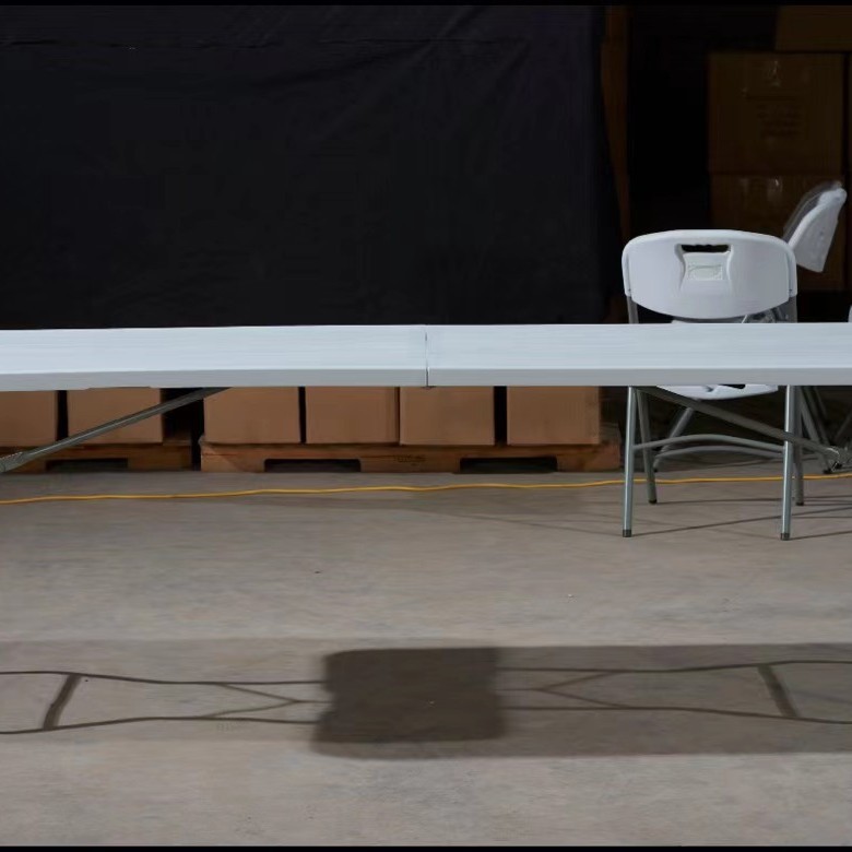 Puesto al aire libre mesa plegable simple portátil al por mayor mesa de camping y silla de oficina en casa tira de plástico noche mercado mesa de comedor