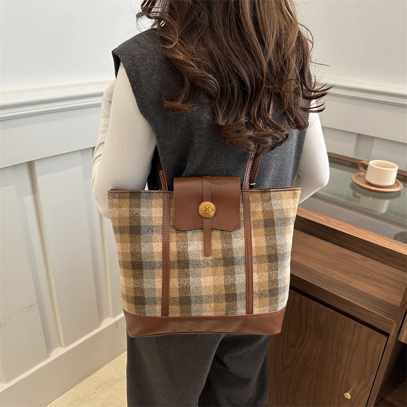 Bolsas de gran capacidad de cuadrillas populares de otoño y invierno de mujeres 2024 nueva moda retro bolsas de tote versátiles mochila de hombro casual