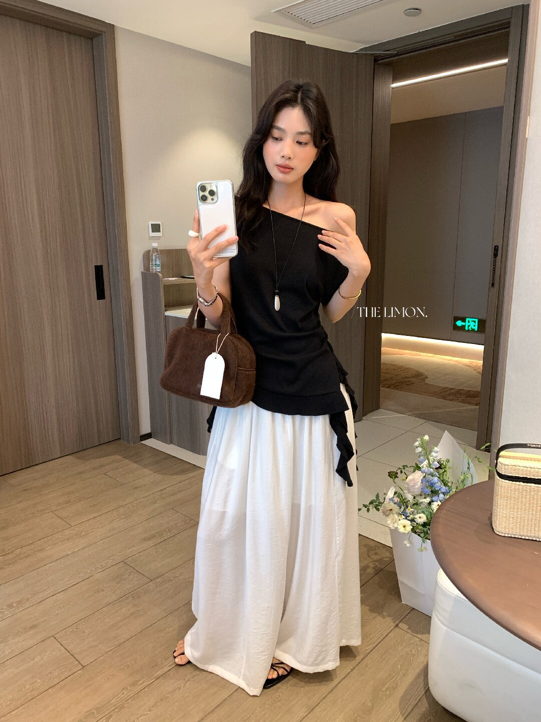 Áo thun nữ tay ngắn thiết kế lệch vai, dây rút eo, phong cách Hàn Quốc — màu đen, Màu cà phê, màu trắng, Xám hoa chi tiết 55