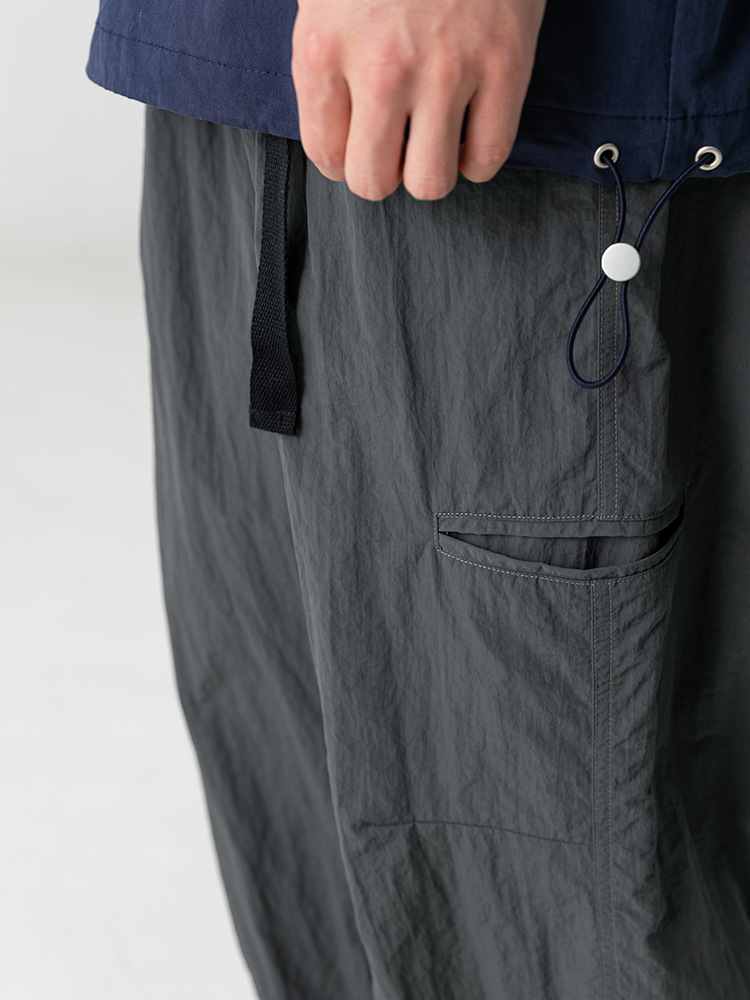 Pantalones casuales de ropa de trabajo de tela antisalpicaduras ligeramente arrugadas para hombres 2025 primavera nuevo cinturón con hebilla pantalones largos funcionales al aire libre