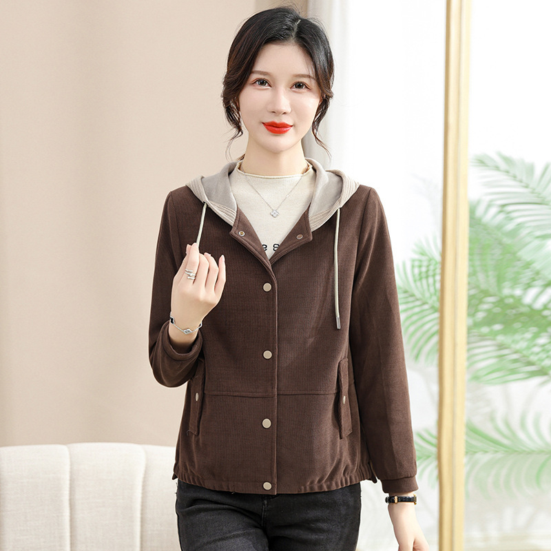 お母さんの春の服のコートのファッション的な女性の短いタイプは帽子のジャケットの綿毛のカーディガンの中で高齢者の春秋の大きいサイズの上で服を着ます。|undefined