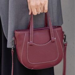 トップ層の牛革バッグは横型の貝殻バッグが流行しています。