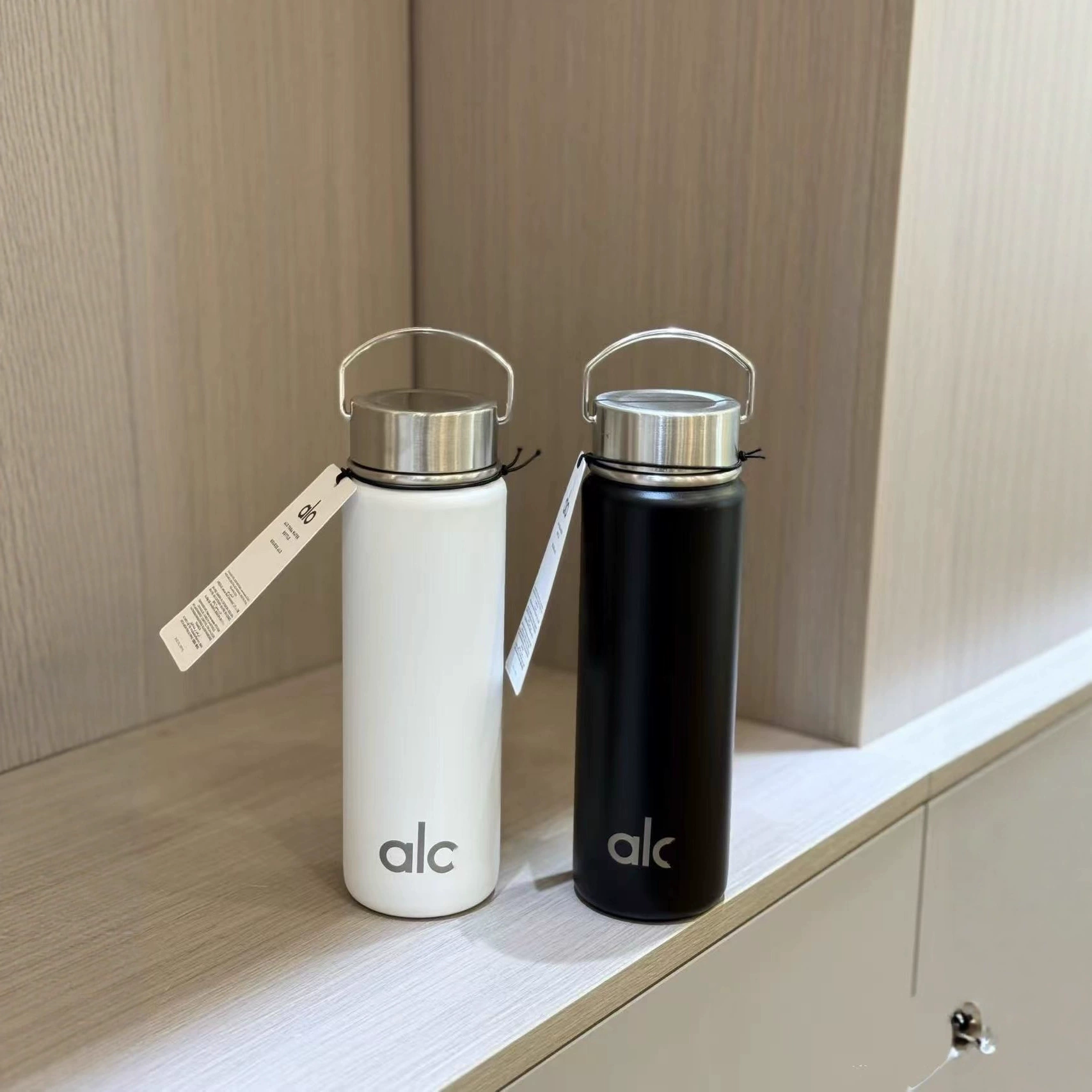 The New Alo Waterbottle316 Insulated Water Bottle Keeps Moisture during Exercise. the Screw Cap Handle Is Easy to Carry