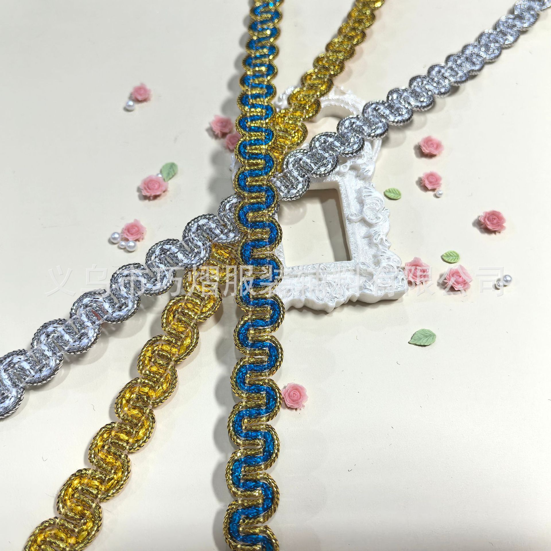 Venta al por mayor de fábrica de color de oro y plata lentejuelas florales con adornos accesorios de ropa accesorios de estilo étnico ondulado