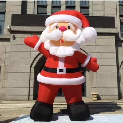 Fabricante de modelos inflables navideños abre sus puertas con modelos inflables de árbol de Navidad, Papá Noel trepando por la pared, muñeco de nieve, tren y arco de dibujos animados.