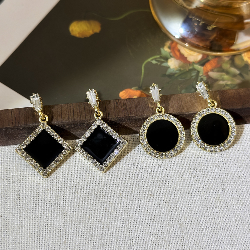 Pendientes de diamantes cuadrados redondos negros coreanos Pendientes de circón de alta gama de moda Pendientes geométricos de personalidad mujer