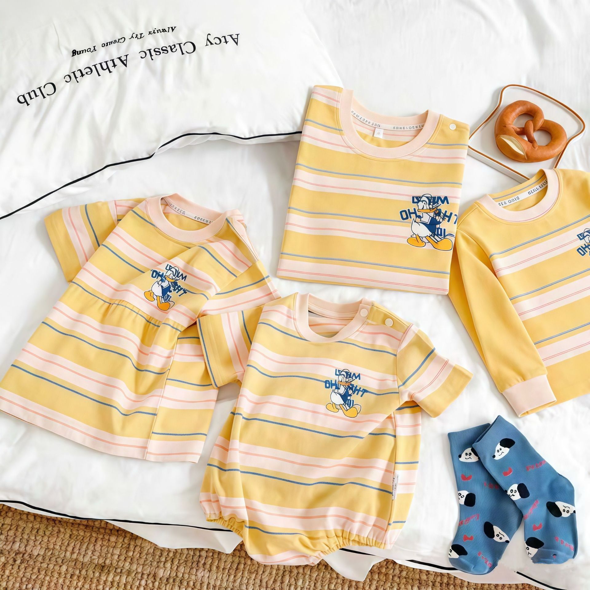[in Stock] Korean Style Family Matching Outfits 2026 Summer New Striped T-Shirts for a Family of Three Short Sleeve Stylish Donald Duck Design