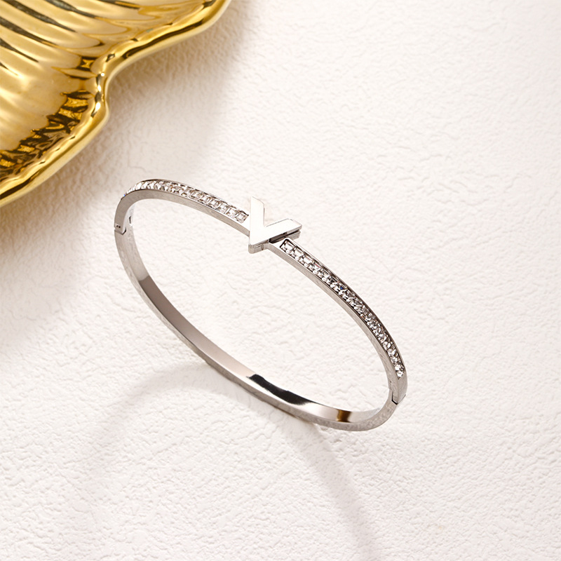 En stock fábrica directa Transfronteriza Popular electrochapado 18K pulsera de acero de titanio femenina personalidad no se desvanece moda nicho moda