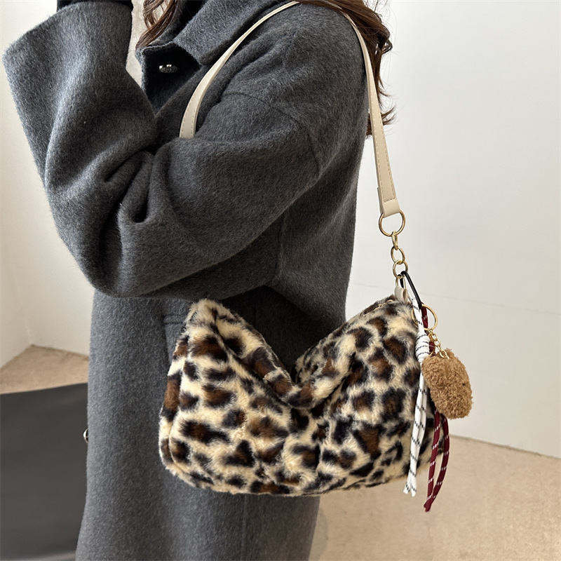 Bolsas de peluche de moda estampadas de leopardo 2024 nuevas sensaciones de alto nivel de un hombro casual bajo una gran capacidad de bolsas de lana extranjera