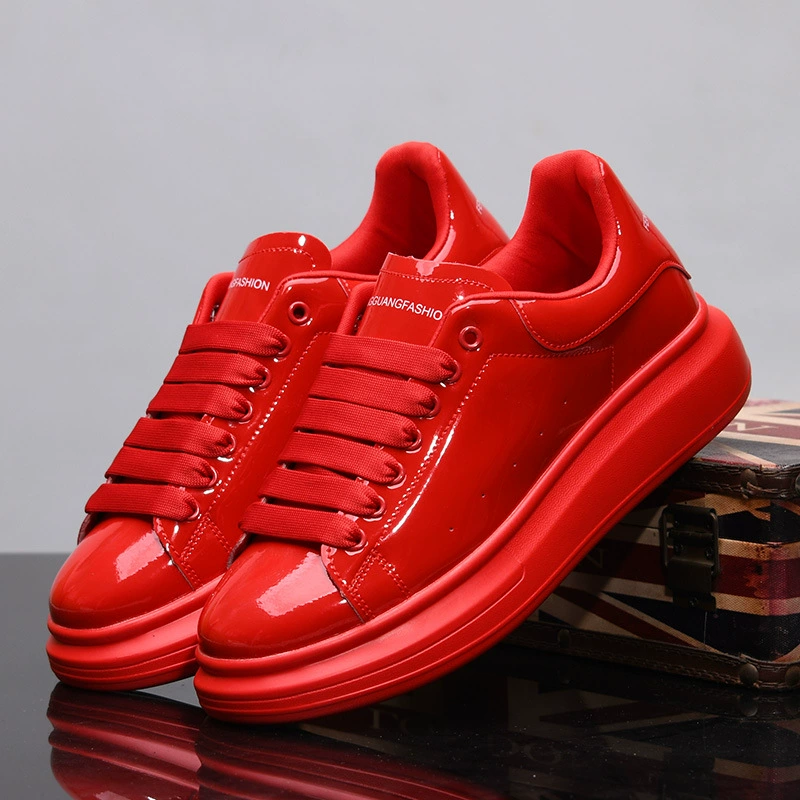 Маккуин весной и осенью новые дикие кроссовки мужские туфли с толстой подошвой спортивные повседневные туфли пары лакированной кожи с блестящей кожей маленький белый FG2370