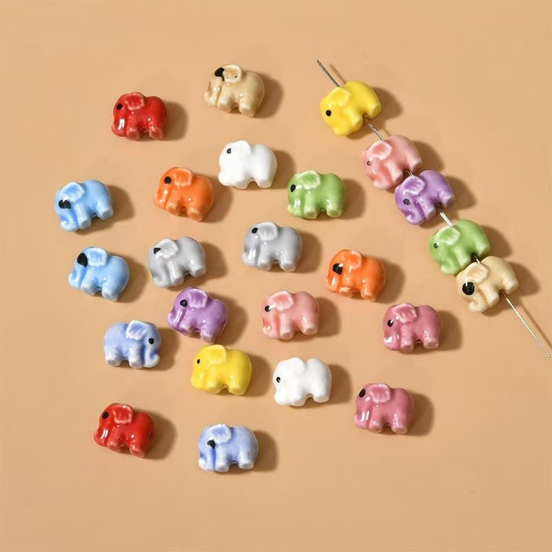 Cuentas de cerámica flor cuadrada estrella de cinco puntas pequeña flor de ciruelo trébol de cuatro hojas pequeño elefante pequeño conejo de jade color mixto cuentas de agujeros rectos cuentas hechas a mano