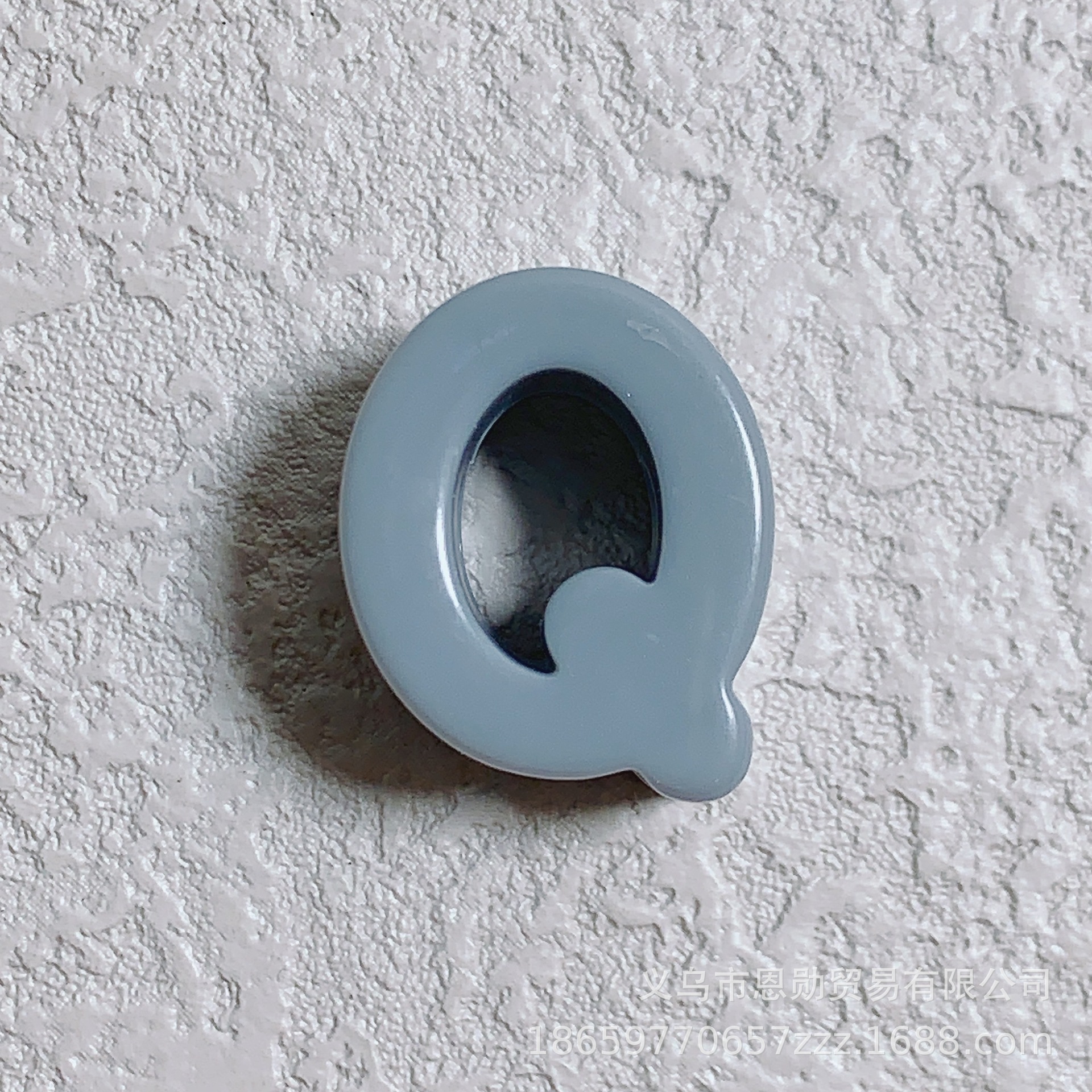 Q (Gray)