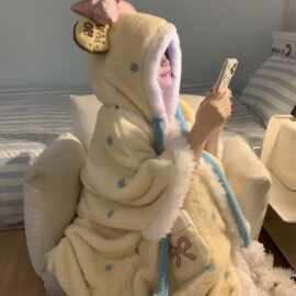 甜美可爱卡通波点珊瑚绒连帽睡衣女新款大码加厚毛绒家居服睡袍冬