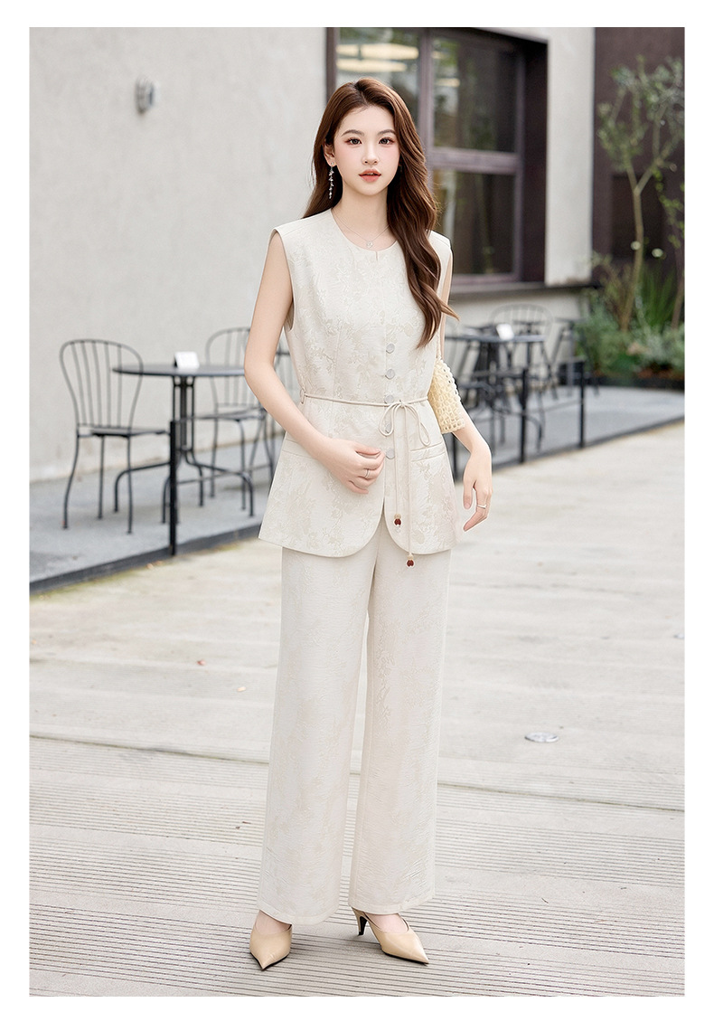 Bộ quần áo hai mảnh nữ phong cách tân cổ điển Trung Hoa – áo gile họa tiết jacquard kết hợp quần ống rộng — màu đen, màu trắng, màu vàng chi tiết 26