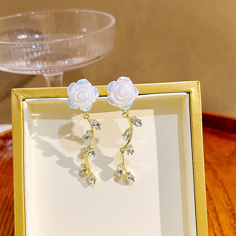 Pendientes de pétalos blancos de estilo coreano de alta gama con elegantes borlas de flores transparentes y perlas.