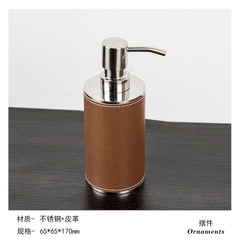 現代の軽い豪華なステンレスの皮革の風呂用品は浴室のトイレの見本の間のホテルの民宿の装飾品を並べます。