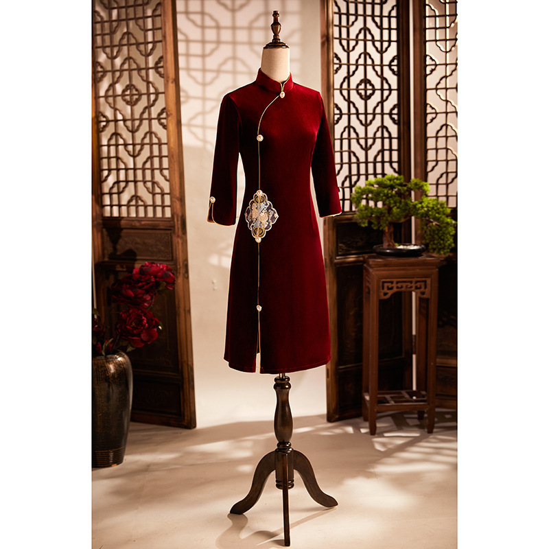 Mother-In-Law Wedding Banquet Outfit Autumn and Winter Long-Sleeved Wedding Dress Mother of the Bride Cheongsam Gold Velvet National Trend