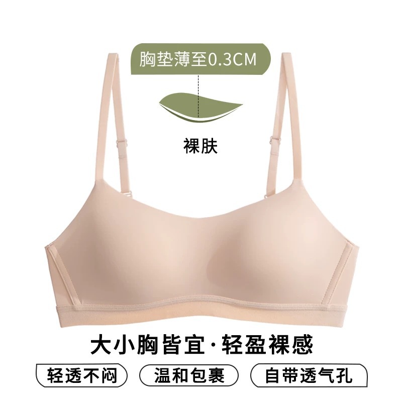 Los pechos pequeños de encaje francés muestran ropa interior de niña grande y pura