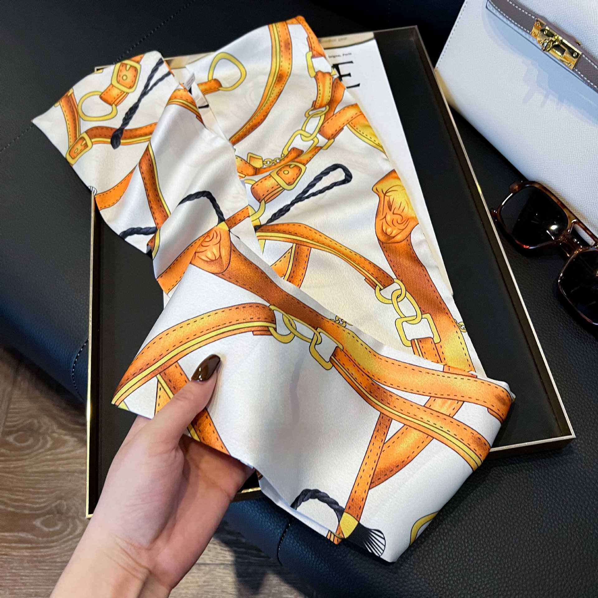 Nueva bufanda de seda pequeña banda larga estrecha para el cabello mujer estilo primavera y otoño moda madre bufanda estilo verano estilo fino serpentina bufanda al por mayor