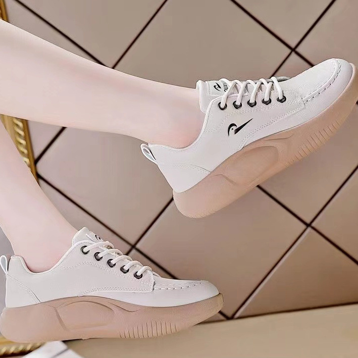 Zapatos blancos de suela gruesa para mujeres 2024 primavera y otoño nuevo estilo coreano ligero de moda versátil zapatos deportivos antideslizantes de cuero zapatos de skate