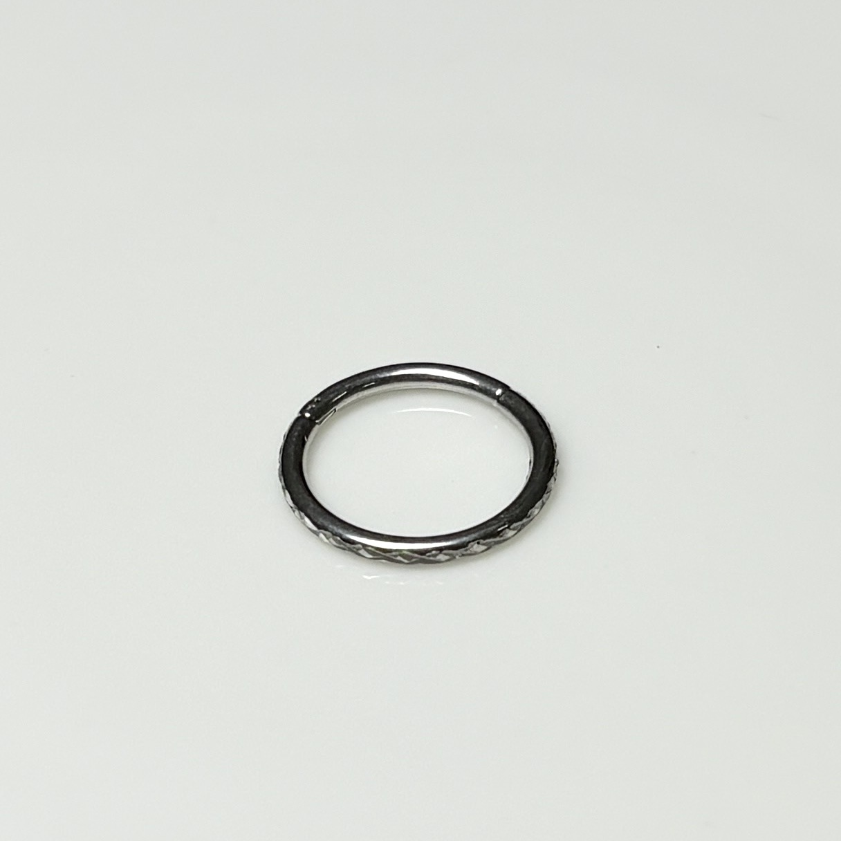 16G labret stud size and finish detail