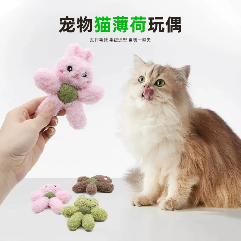 Кошачий мячик кусает игрушку