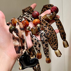 咖色美拉德豹纹丝巾串珠项链女小众独特复古设计爱心毛衣链配饰潮