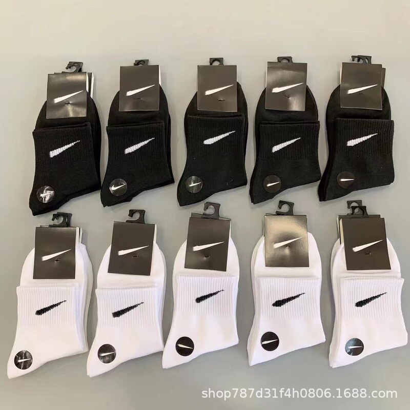 Suwanest Four Seasons Short Black and White Men's Socks, Crew Socks, Long Cotton-Polyester Blend Sports Socks, Wholesale
