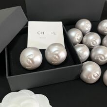 小香25C春夏新款银白色大号珍珠双c耳钉女半圆球凹凸设计树脂耳饰