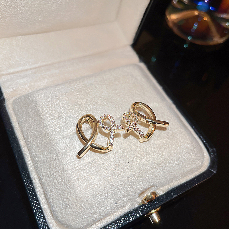 Gold Criss-cross Stud Earrings Minimalist Celebrity Style_voghion.com