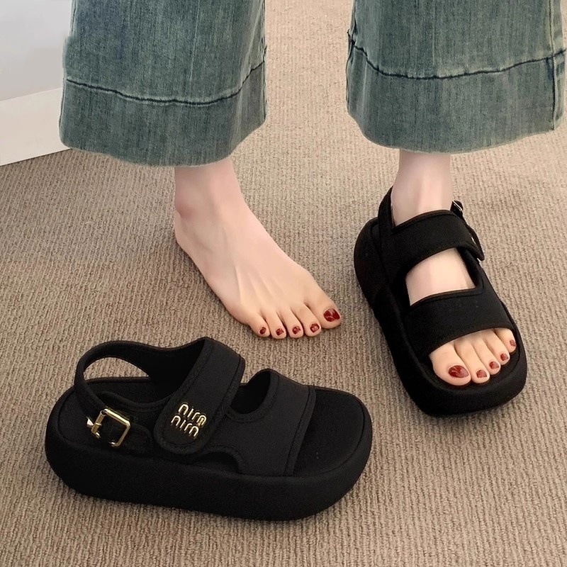 Sandálias de playa de fondo grueso para mujeres 2026 nuevo estilo de verano amarillo versátil aumento de altura casual zapatos deportivos romanos