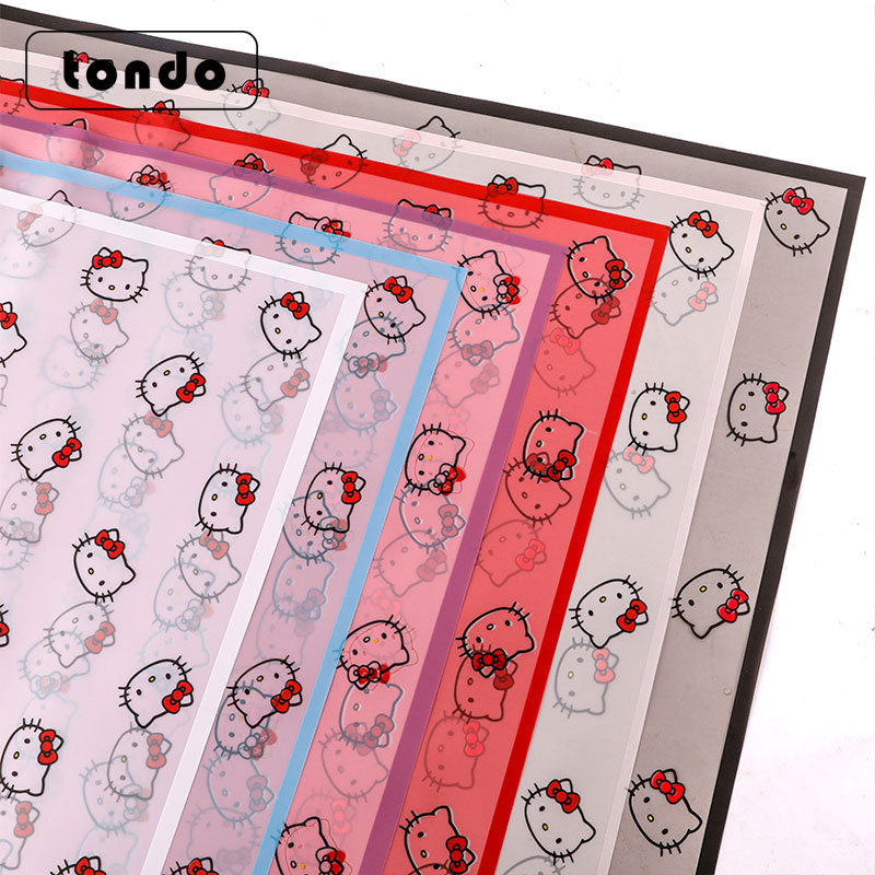 Papel de envoltorio floral Hello Kitty con borde mate, estilo romántico, ideal para regalos o flores.