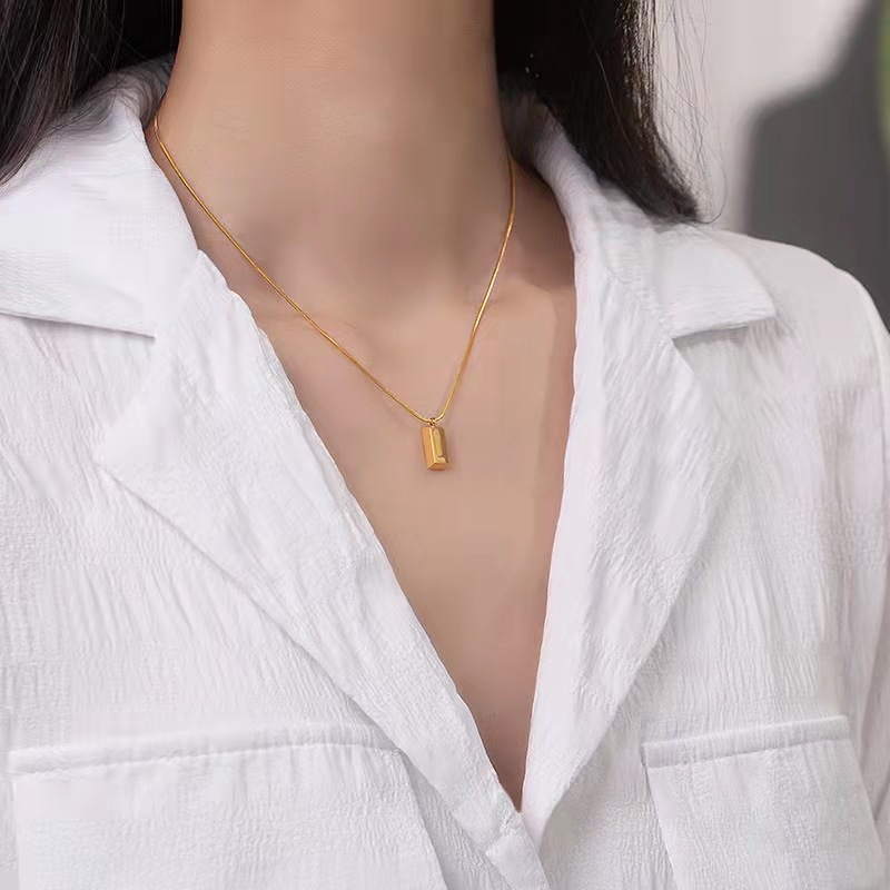 Collier à pendentif carré en titane et acier pour femmes, nouveau style minimaliste et cool, petite brique dorée, avec une niche, en corée du sud_voghion.com