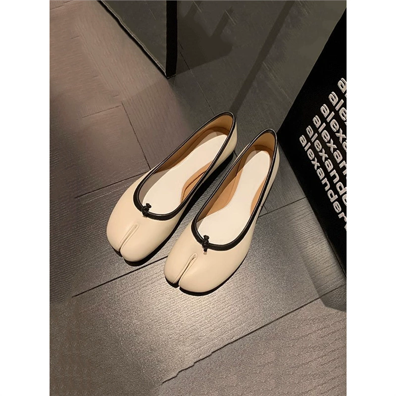 Гонконг 2025. Весенне-осенние туфли нового стиля без шнуровки с раздельным носком для женщин, одинарные туфли на плоской подошве из натуральной кожи с изображением свиной лапы, однотонные лоферы для ленивых.