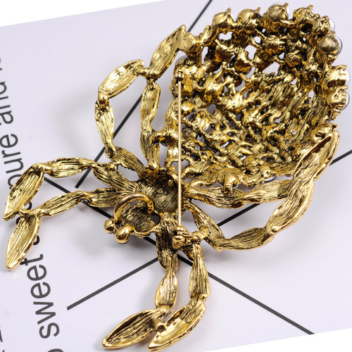 New eBay listing: Vintage European and American-style spider brooch—creative, oversized insect-inspired corsage, trendy accessory, and collar pin—wholesale available