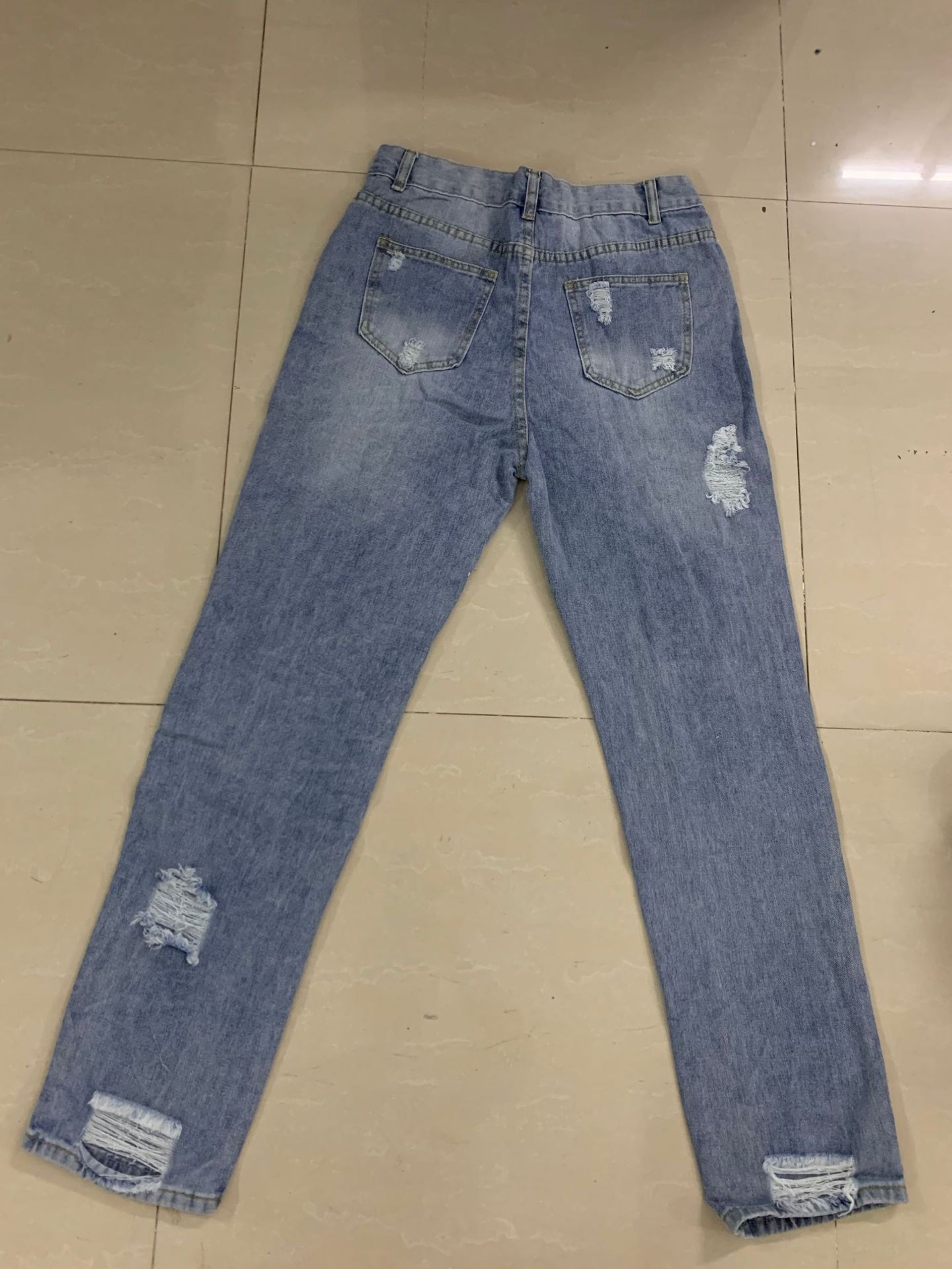 Jeans de pernera recta rasgados con agua lavada NSJRM72194