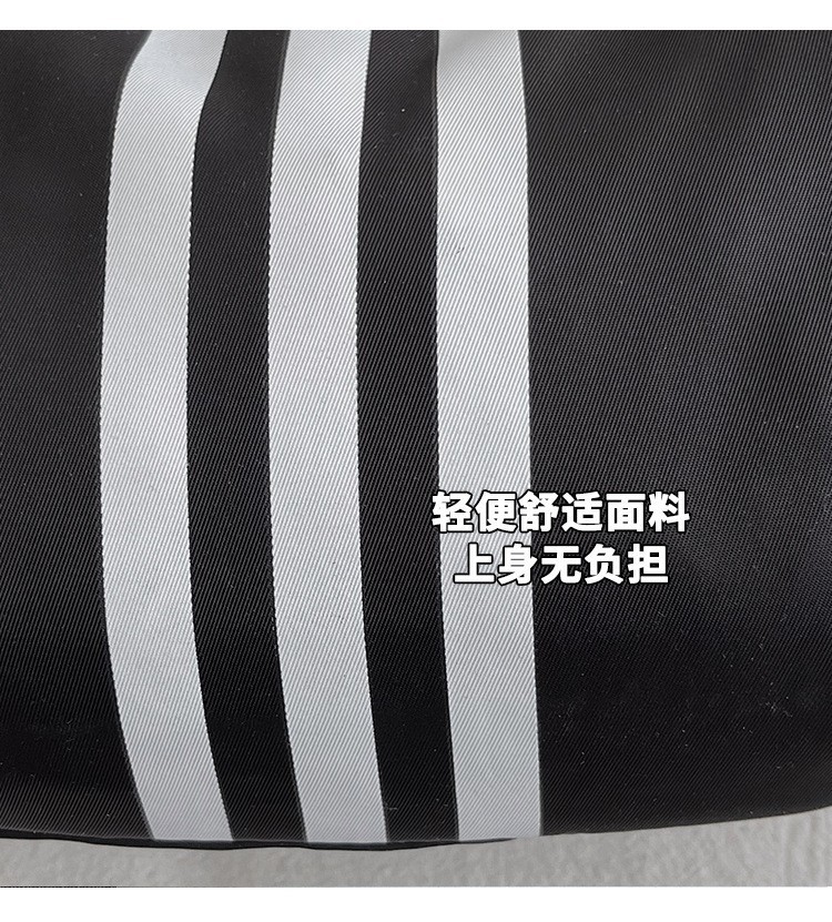 The 2024 new stylish and simple crossbody bag, a large-capacity versatile single-shoulder bag, is popular among students. The three-bar chest bag is selling well undefined