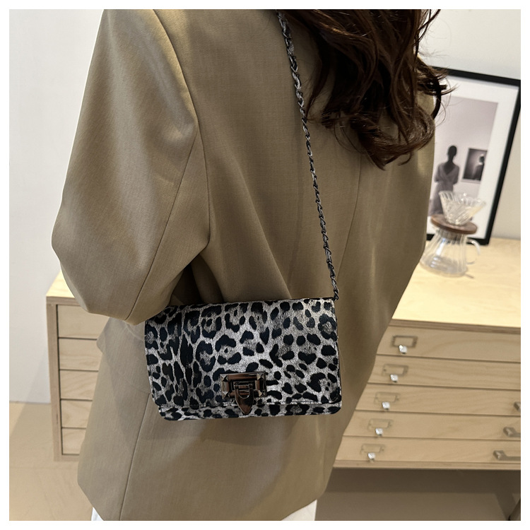 Cross-border women's bag 2024 New leopard print underarm bag, Korean style fashionable and trendy chain single-shoulder bag, riveted crossbody bag undefined