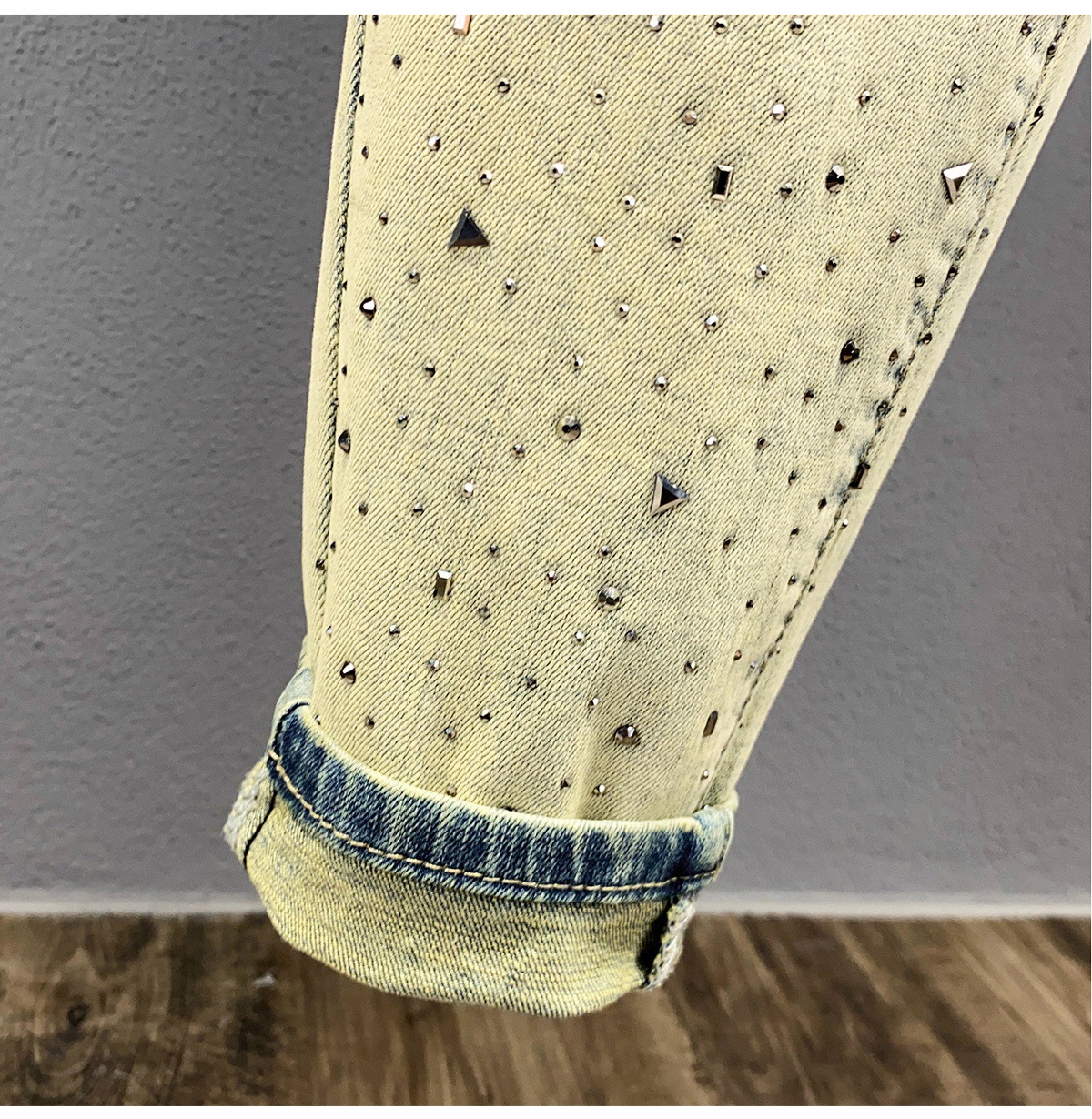 Jeans slim fit uomo in stile retro con strass ed elasticizzate_voghion.com