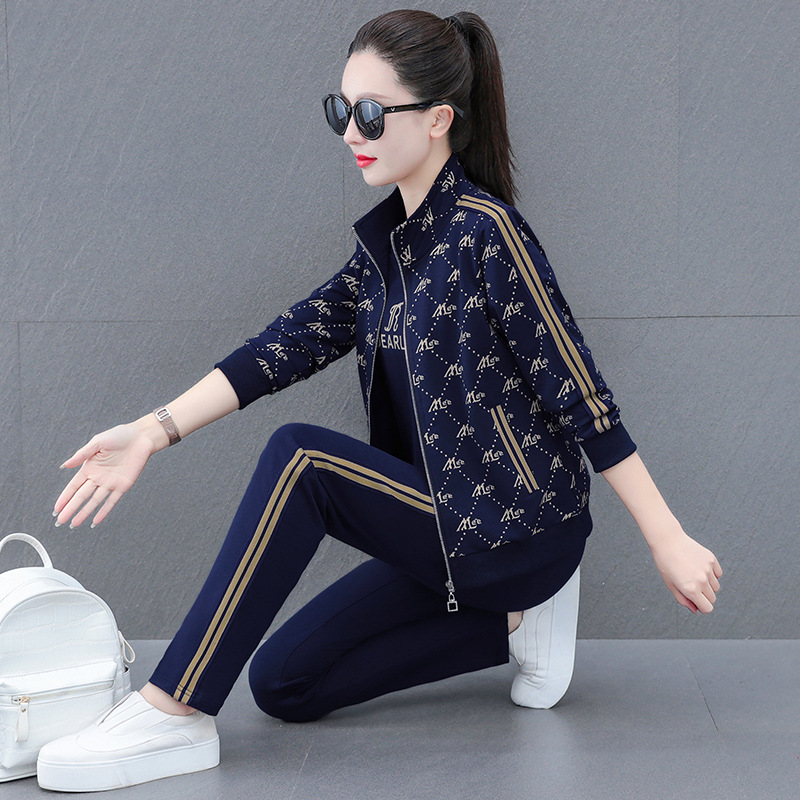 Autumn sports suit for leisure