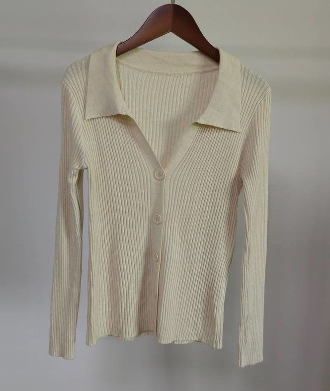 襟をひっくり返して身を修めるのはやせているコートの坑条を現してセクシーなvネックの長袖のpolo襟のメリヤスのカーディガンのセーターの女性の卸売りを掛けます。