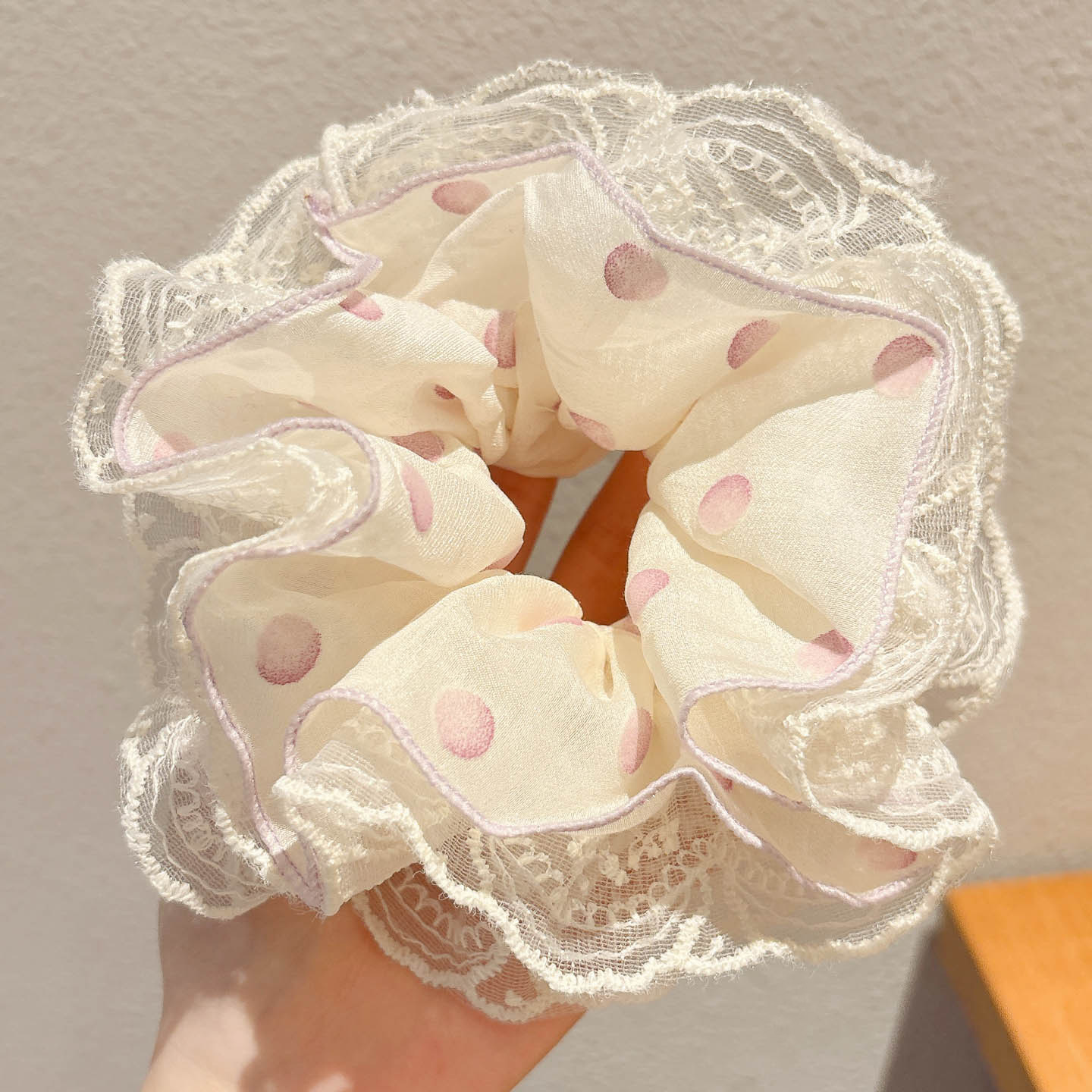 Nuevo scrunchie de encaje multicapa 2026 para mujer, lazo para el pelo de alta gama, accesorio suave para el cabello estilo coreano.