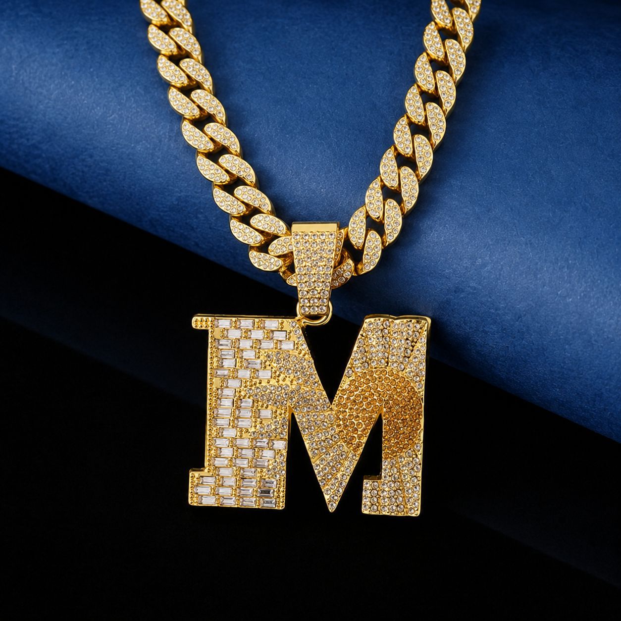 Venta caliente transfronteriza M Little Daisy Colgante knowknow mismo estilo Alloy Full Diamond Alfabeto inglés Hip Hop Colgante al por mayor