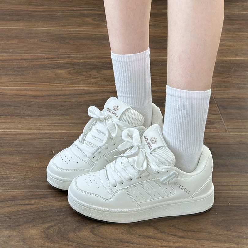 Tacones altos nuevos zapatos de pan chino 2024 nuevos zapatos de verano pequeños zapatos blancos de patineta aumentan la altura de la tendencia alta explosión