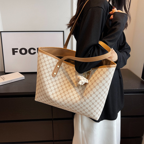 High-end, stylish, versatile handbags for women, 2024 new trendy Internet celebrity shoulder bag, large-capacity tote bag