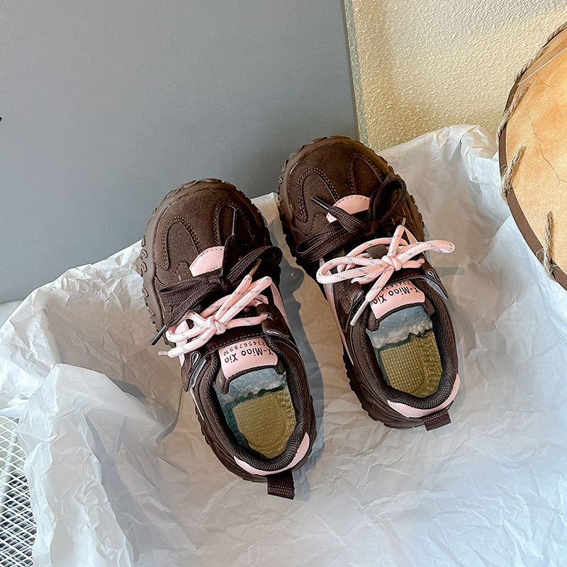 女の子の子供の靴の徳訓の靴の春の2025新型の子供の柔らかい底の復古の運動の靴の中で大きい子供の女の子の高級感|undefined