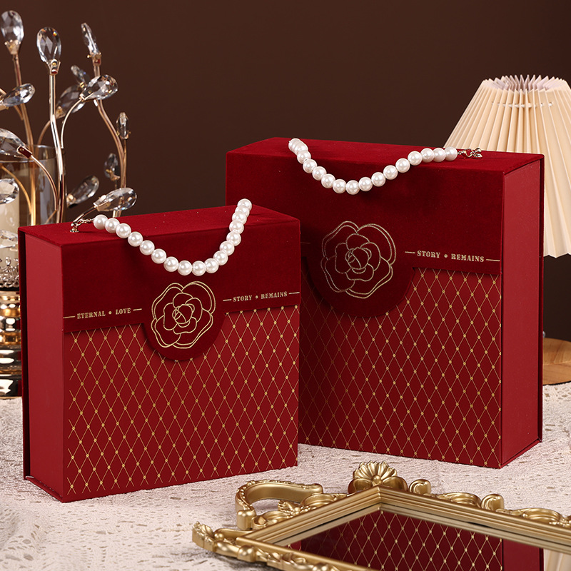Xiaohongshu camellia pearl hand-held gift box for bridesmaids, engagement candy box, wholesale