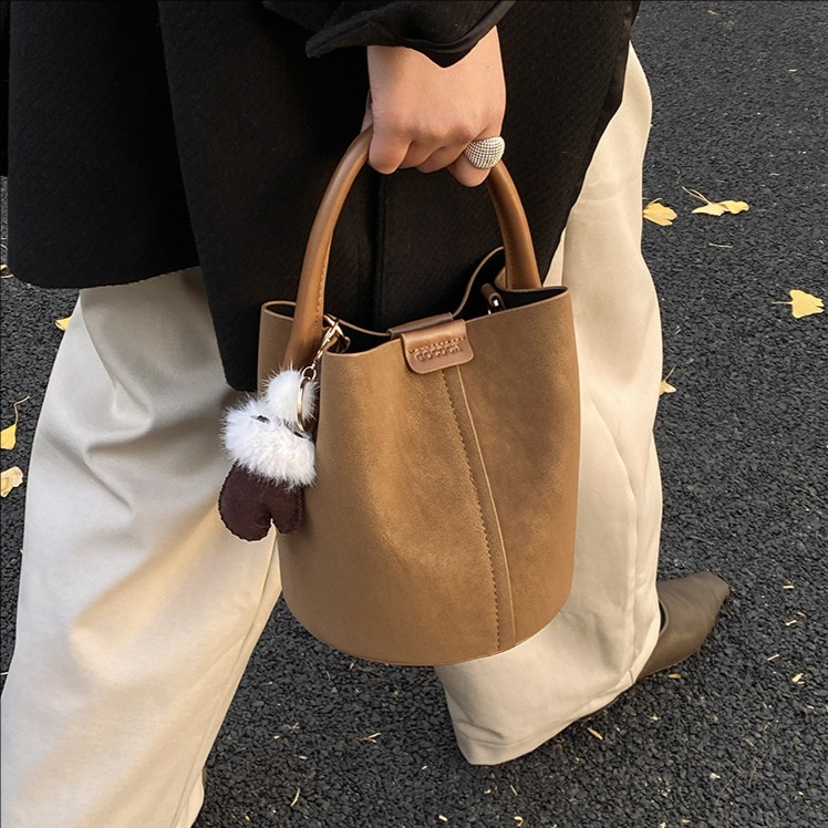 Bagos de cubo de mano de alta sensación de 2025 nuevo retro de hombro de una mujer bolso de alta sensación de bolso de mujer